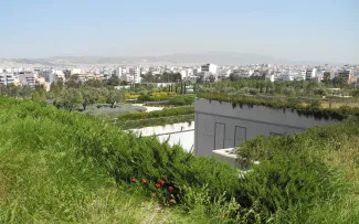 Große Parklandschaft mit Olivenbäumen und mediterraner Bepflanzung auf einem Dach