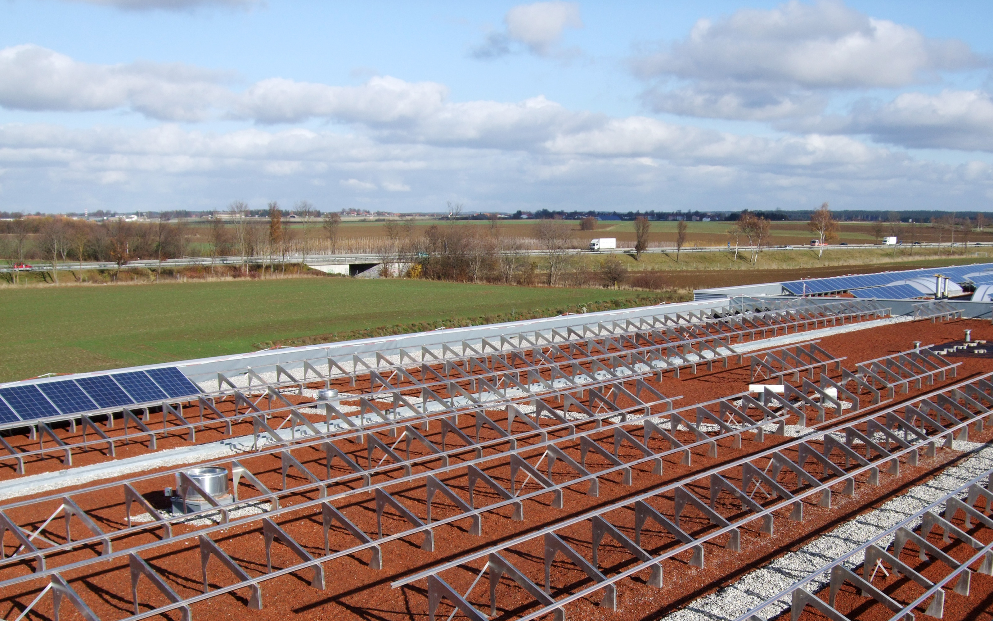Dach mit Substratschüttung und aufgebauten Solargrundrahmen