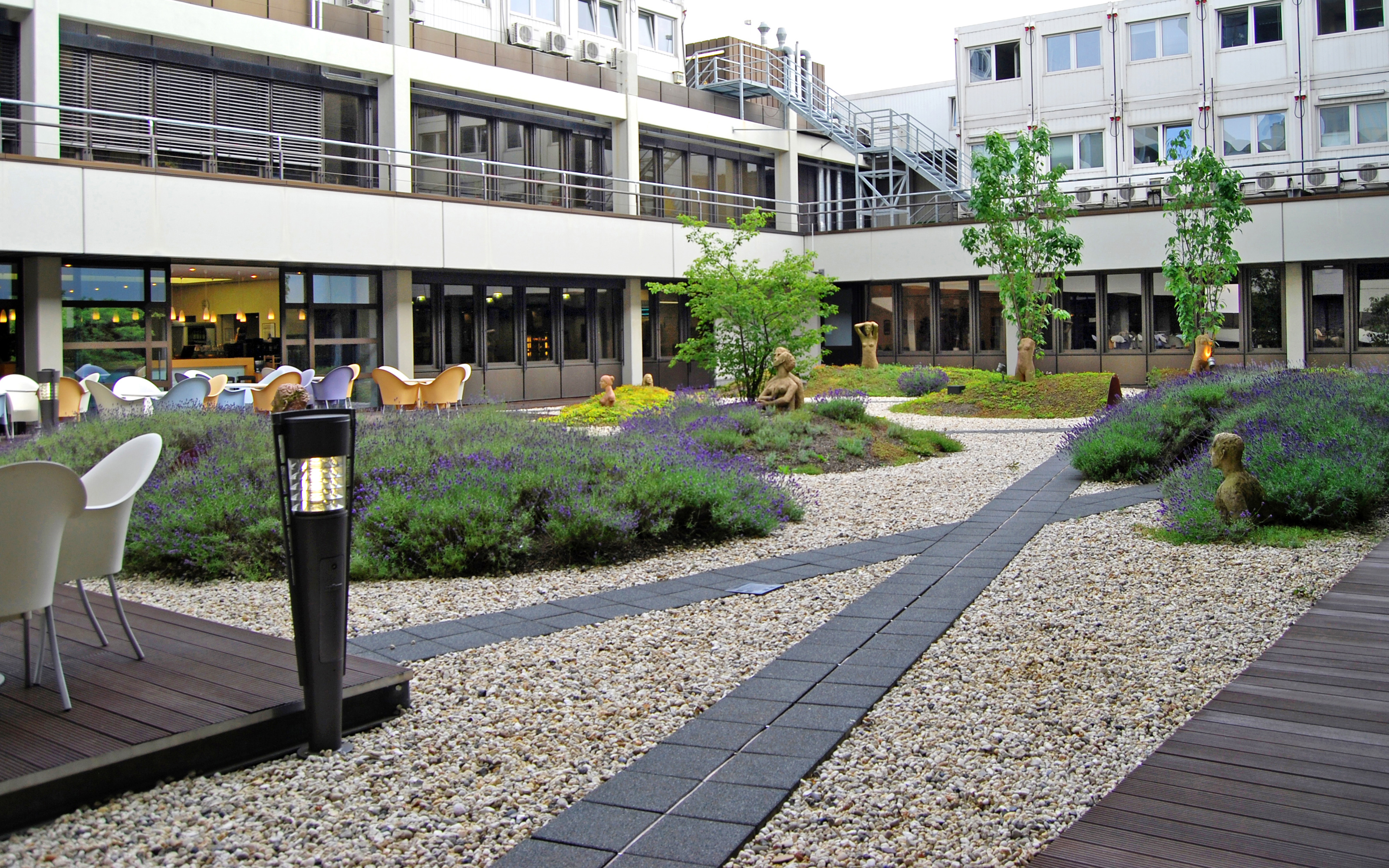 Innenhof mit Lavendel-Bepflanzungen und Gehbelägen