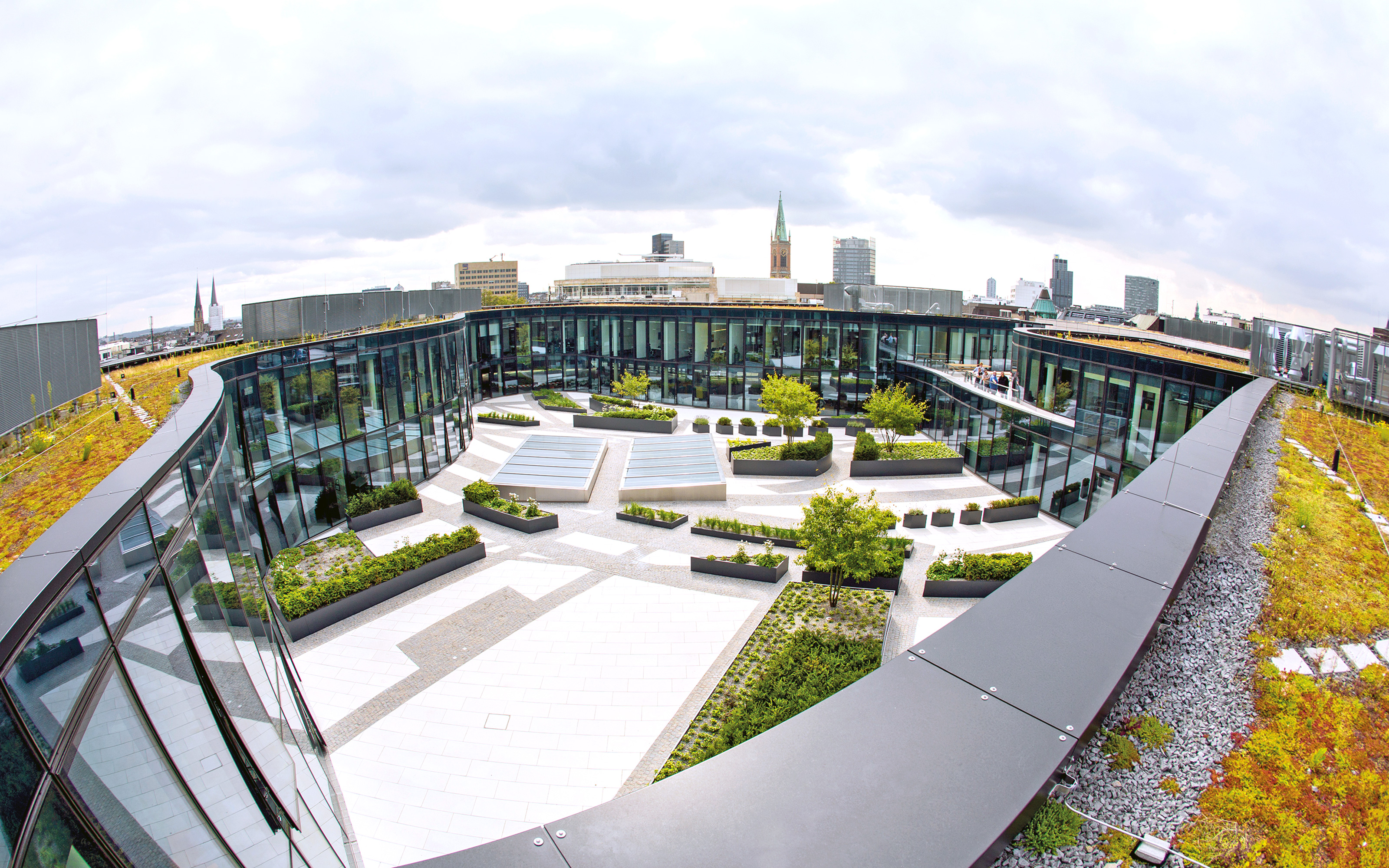 Sedum-Begrünung auf den Dächern und Blick auf den gestalteten Innenhof