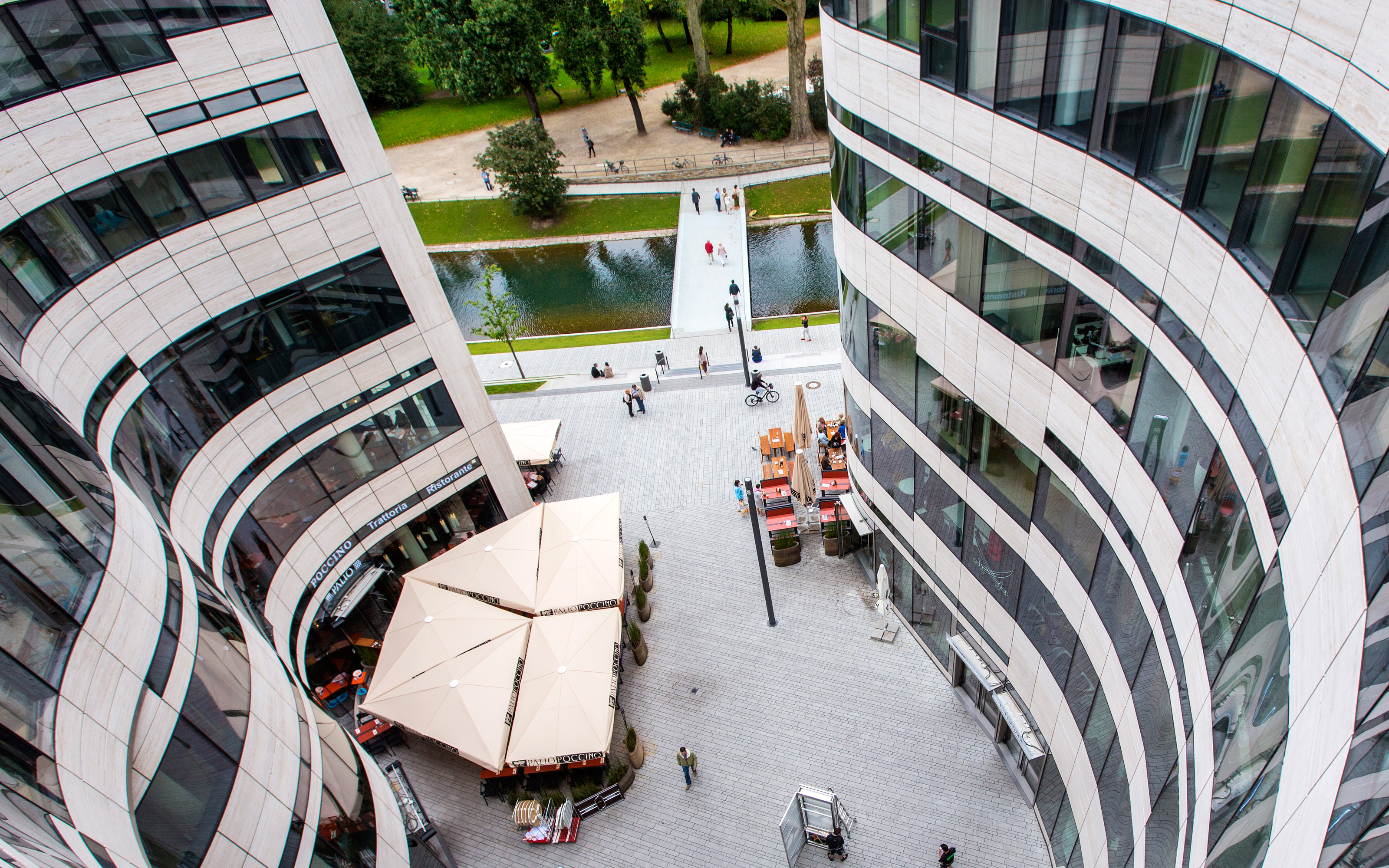 Blick von oben auf die geschwungene Fassade