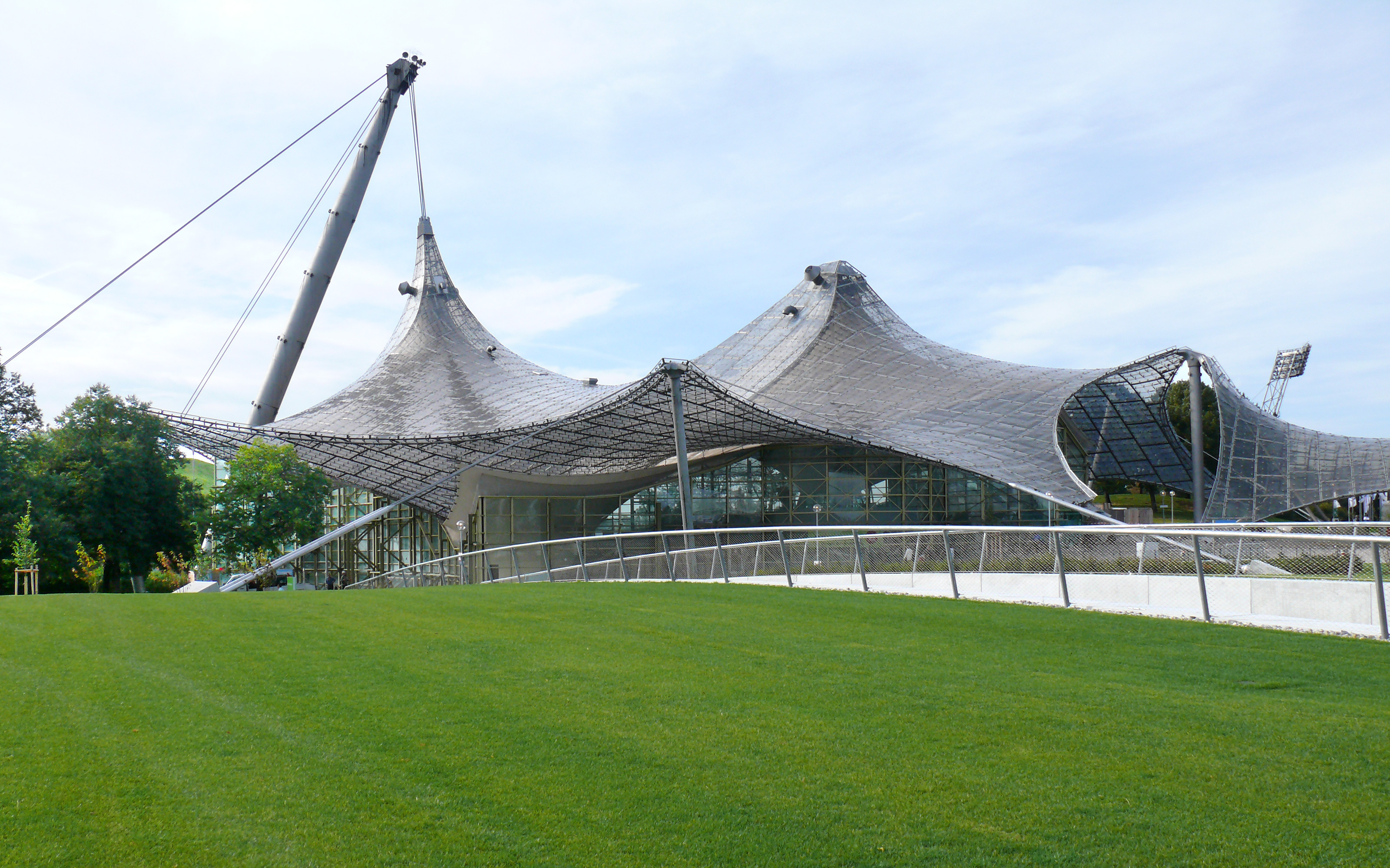 Blick über die Rasenfläche auf die Olympiahalle