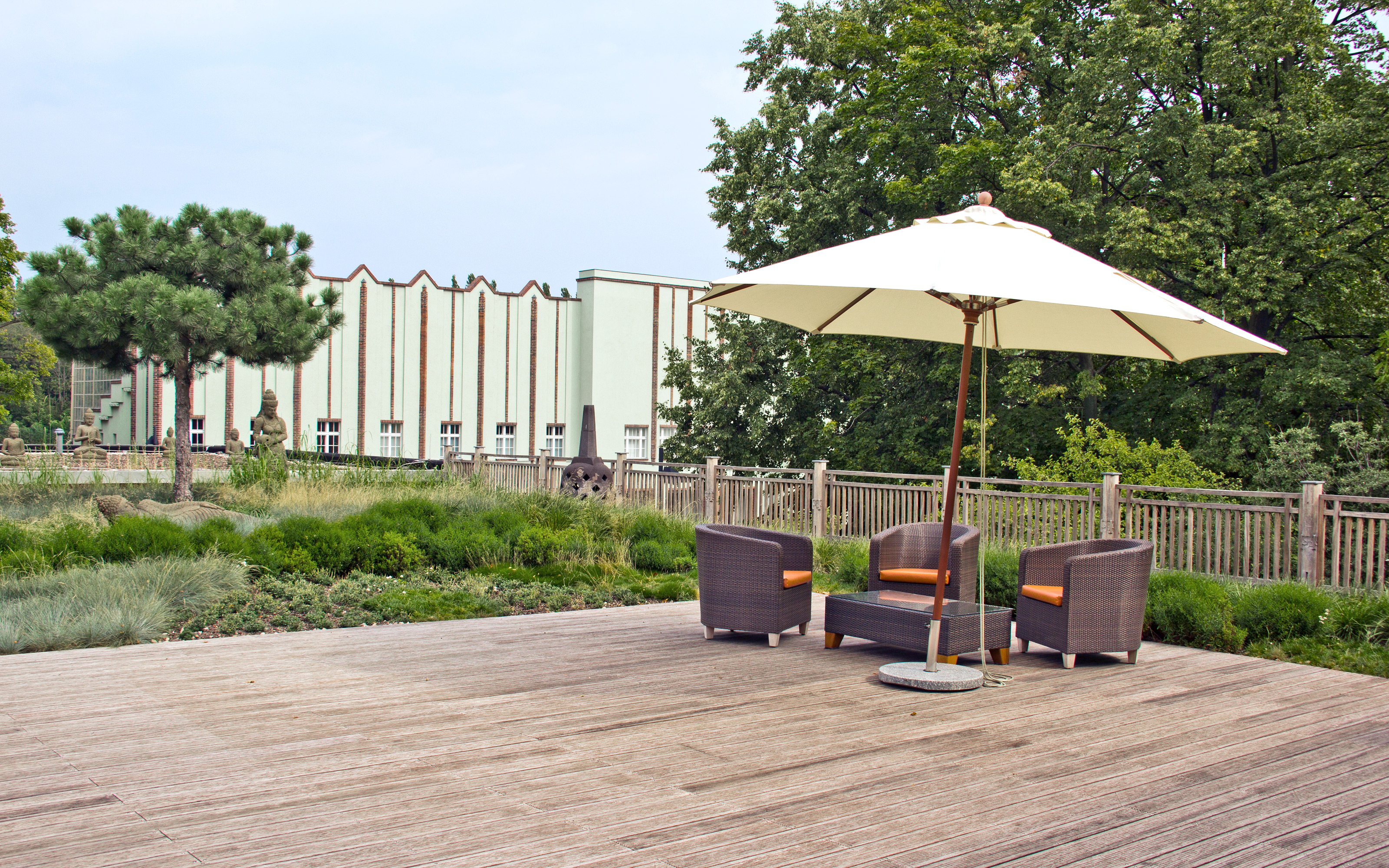 Sitzplatz auf einer Terrasse mit Holzboden und Holzgeländer