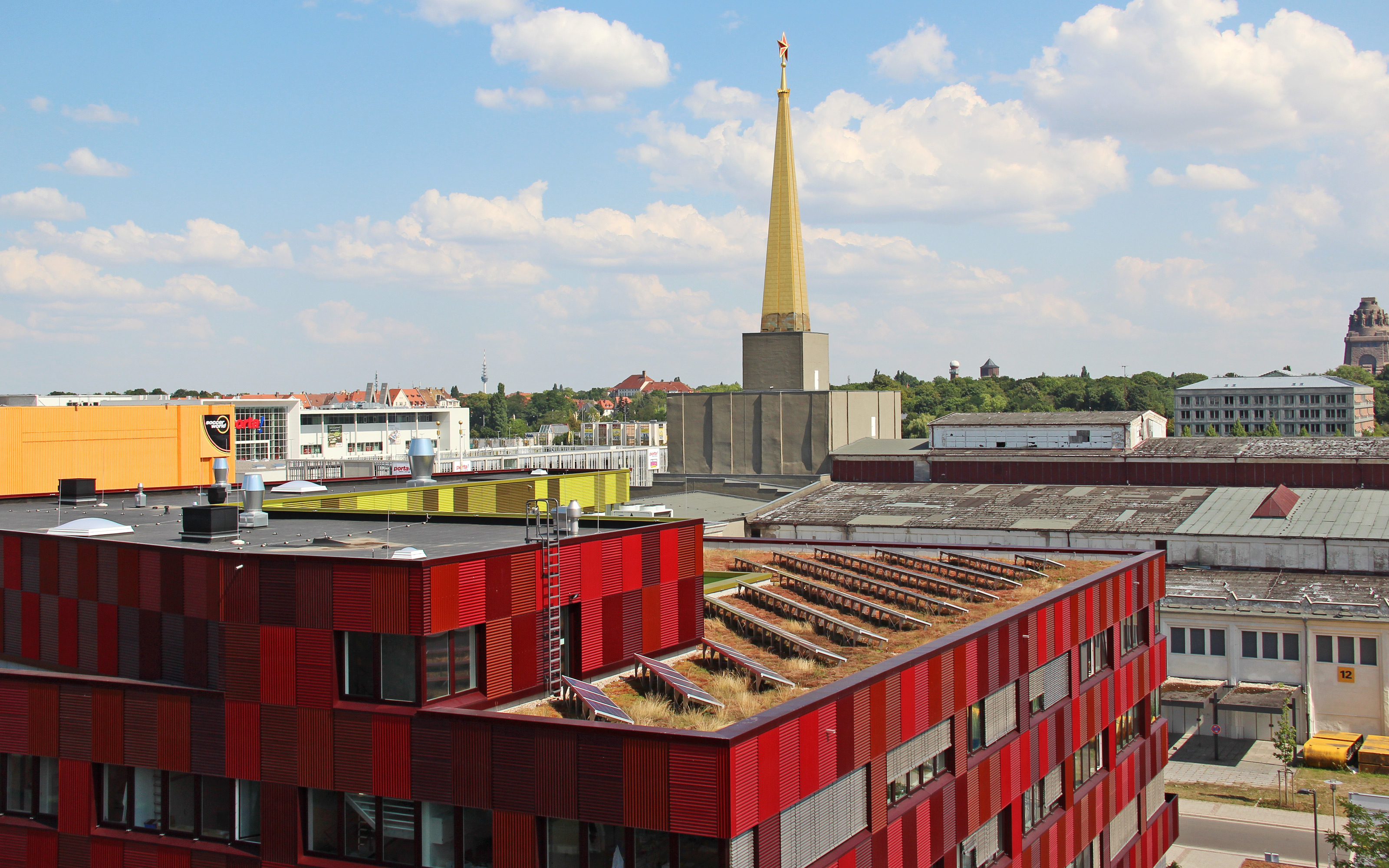 Gebäude mit roter Fassade und Photovoltaik auf dem Dach