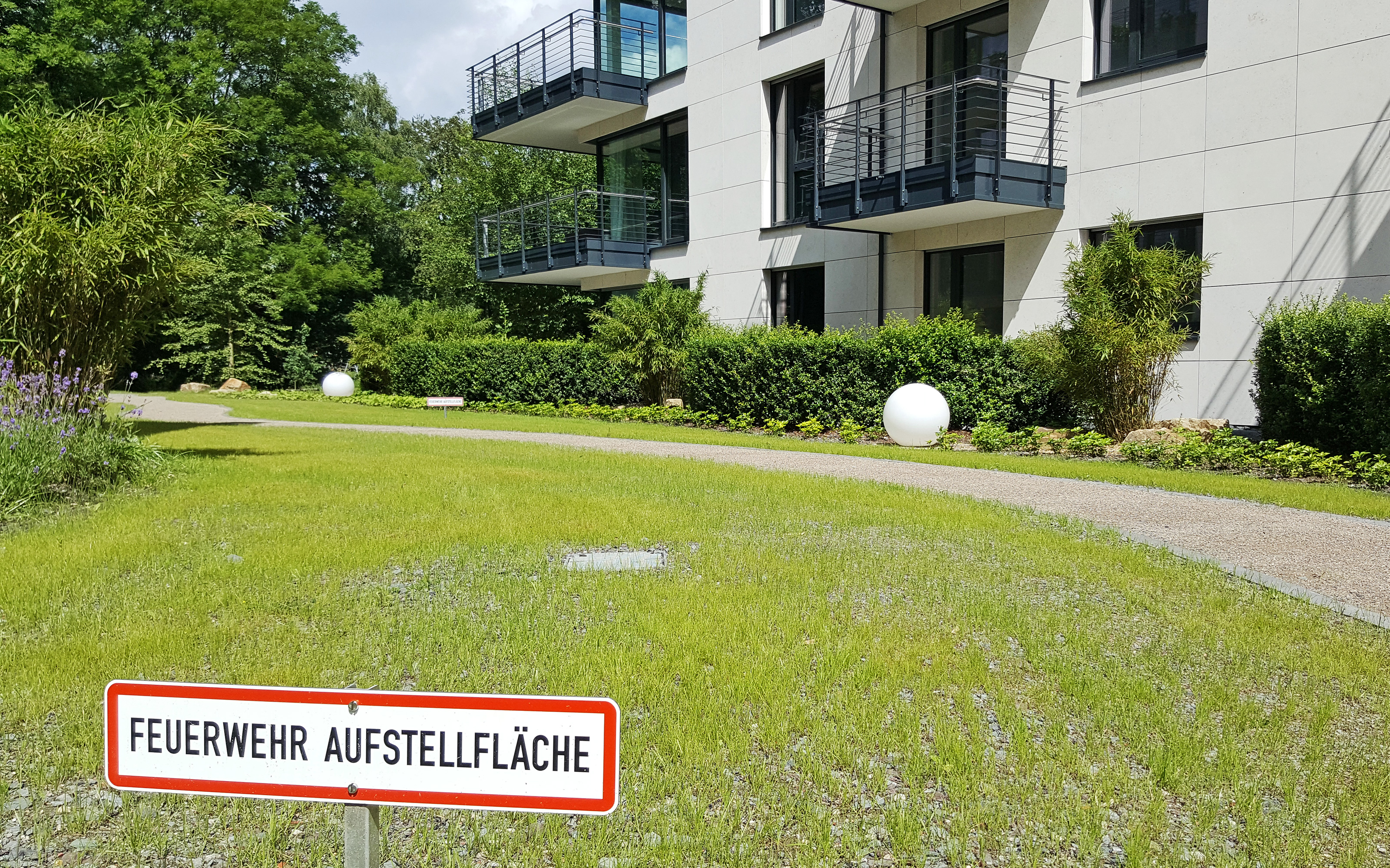 Feuerwehrstellfläche auf begrünten Rasengittern in einer Wohnanlage