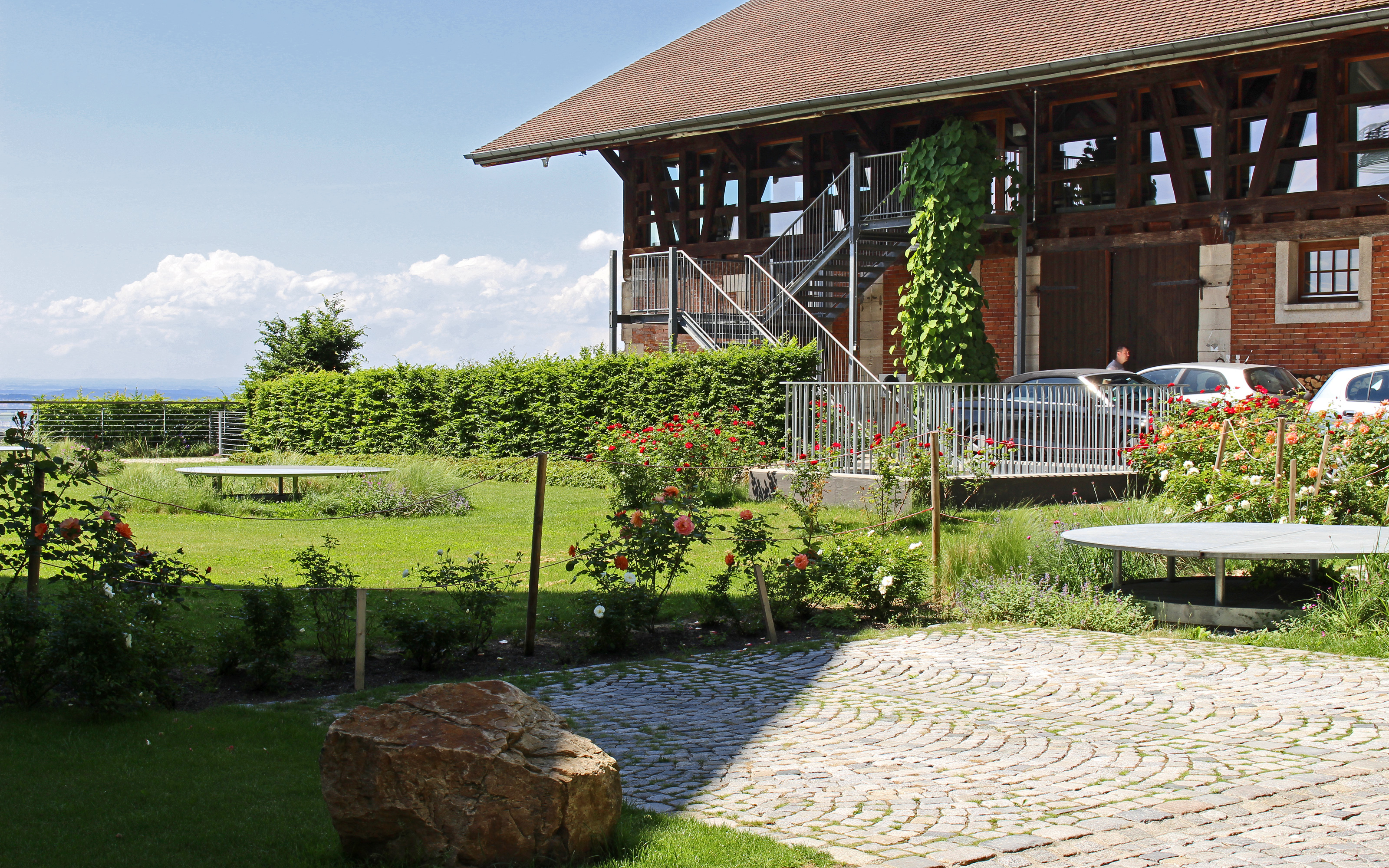 Dachgarten mit Rasen und Kopfsteinpflasterbelägen