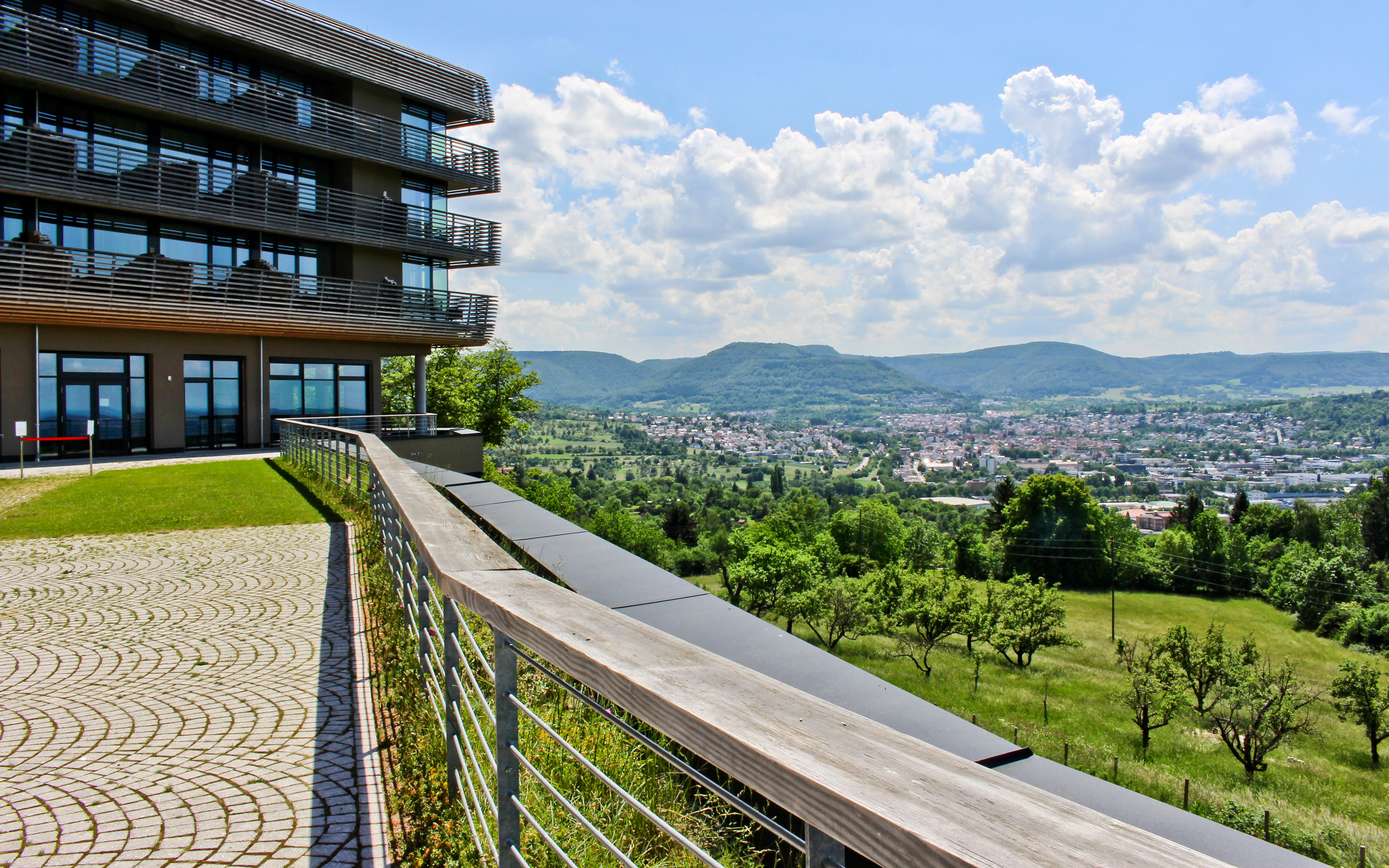 Dachgarten mit Kopfsteinbelägen und Geländer