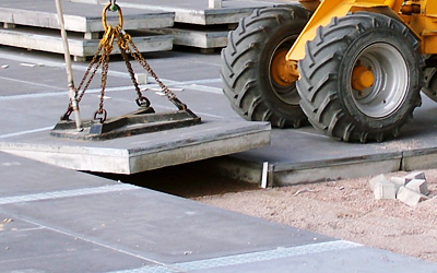 Verlegung von großen Stein-Platten