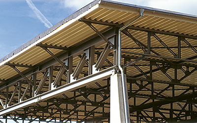 Dach mit Stahlkonstruktion