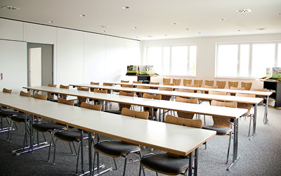 Seminarraum mit Tischen und Stühlen