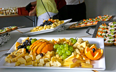Buffet mit Käse, Obst und belegten Broten