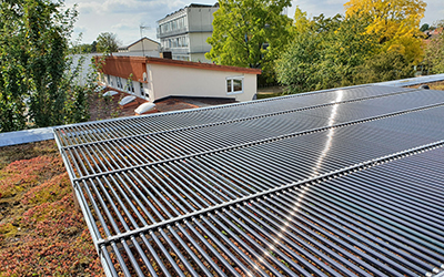 Dachbegrünung mit Photovoltaik-Röhrenmodulen