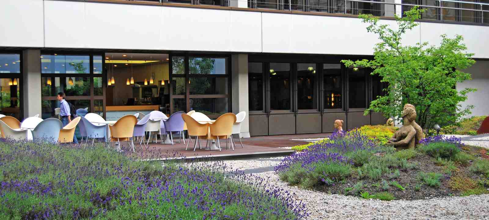 Innenhof mit Lavendel und Skulpturen