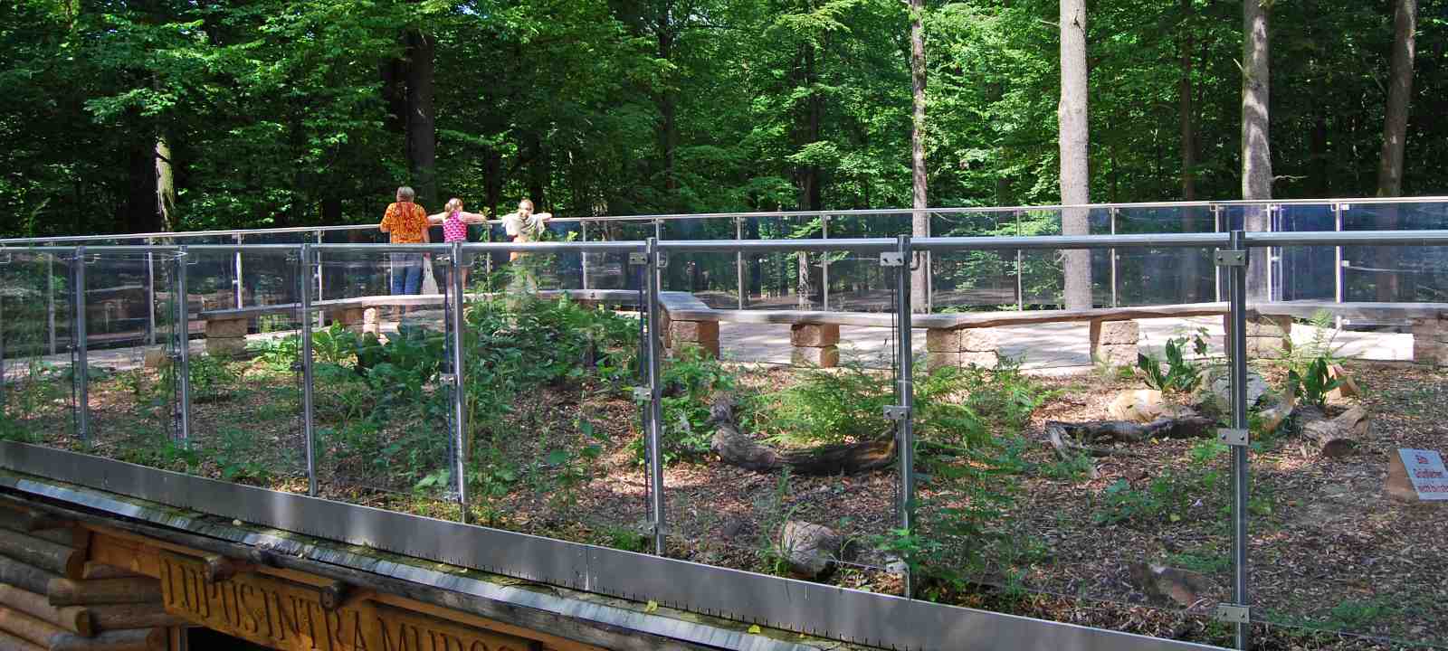 Besucherterrasse mit Geländer auf einem Holzpavillon