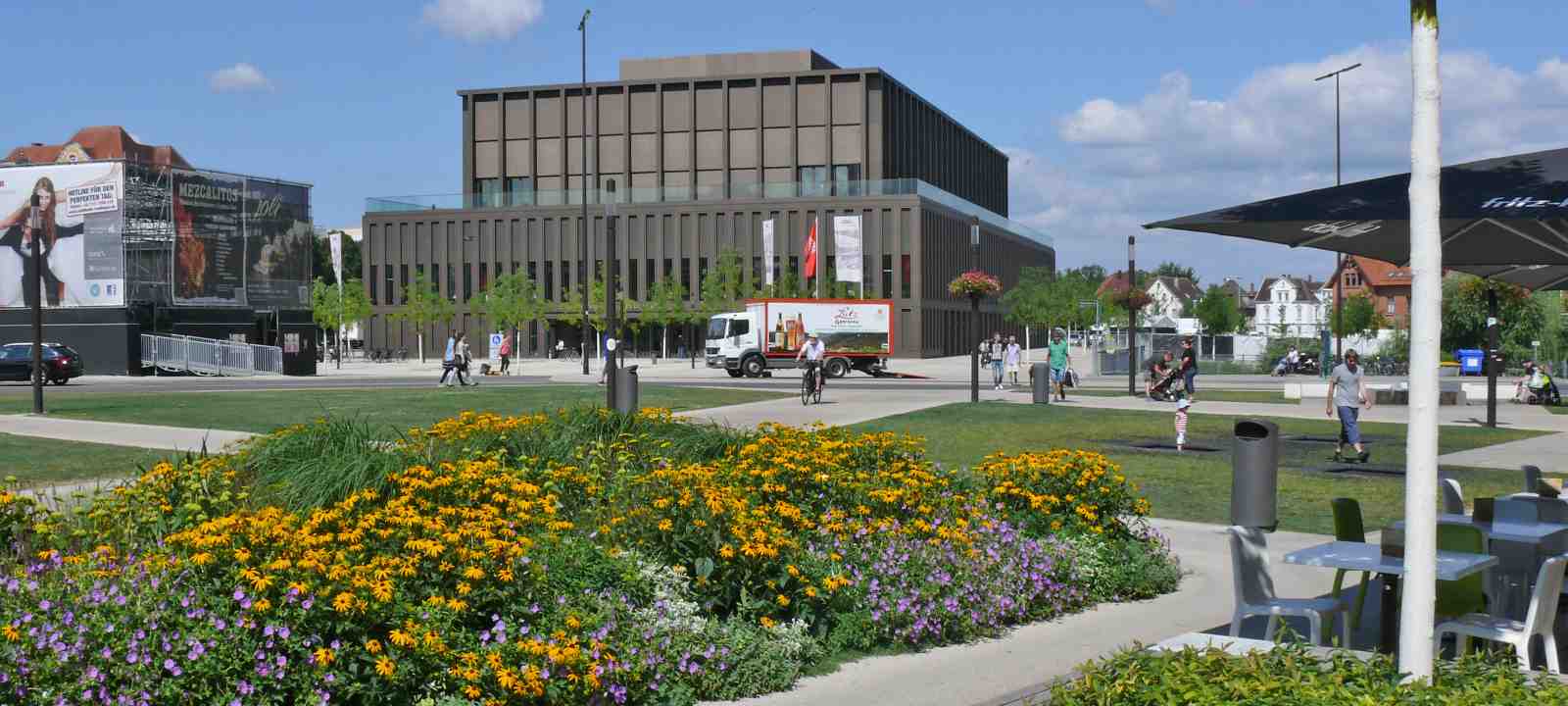 Park mit Spazierwegen, Rasenflächen und blühendem Staudenbeet