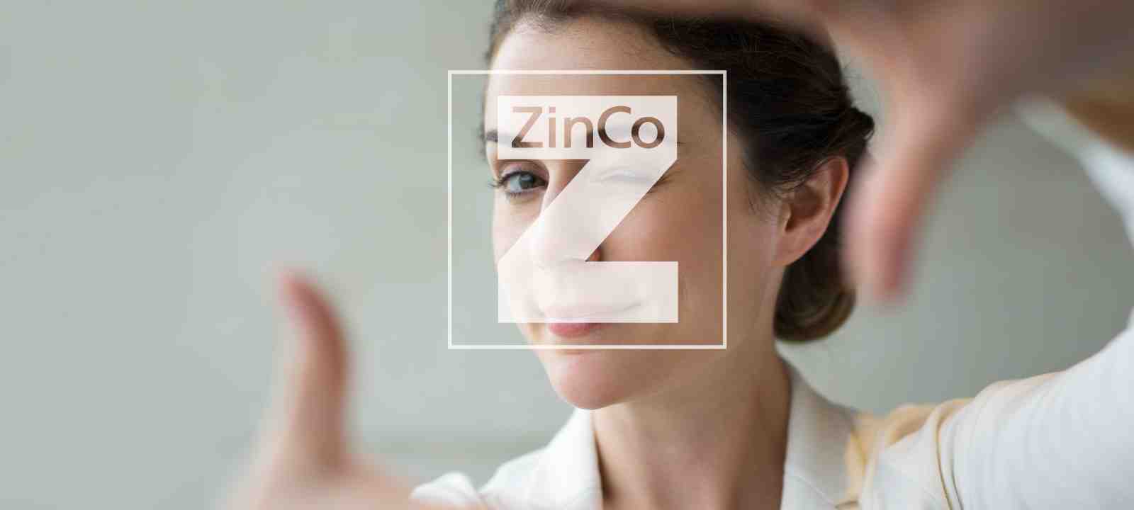 Frau bildet mit den Händen einen Rahmen um das ZinCo Logo 