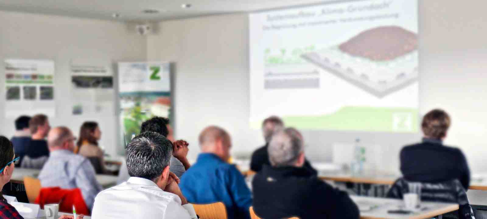 Personen in einem Seminar