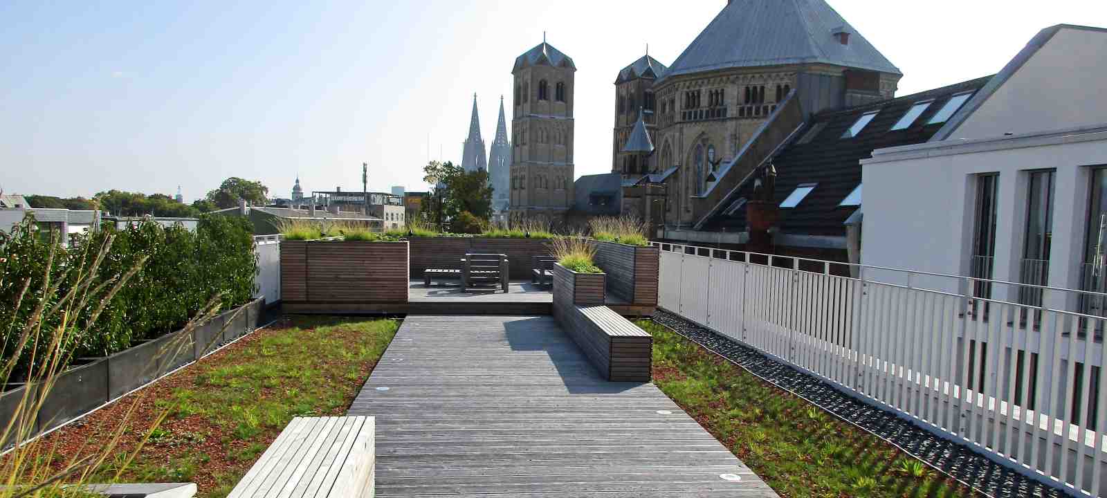 Dachterrasse mit Sitzmöbeln, Holzbelag und Substrat mit Pflanzung