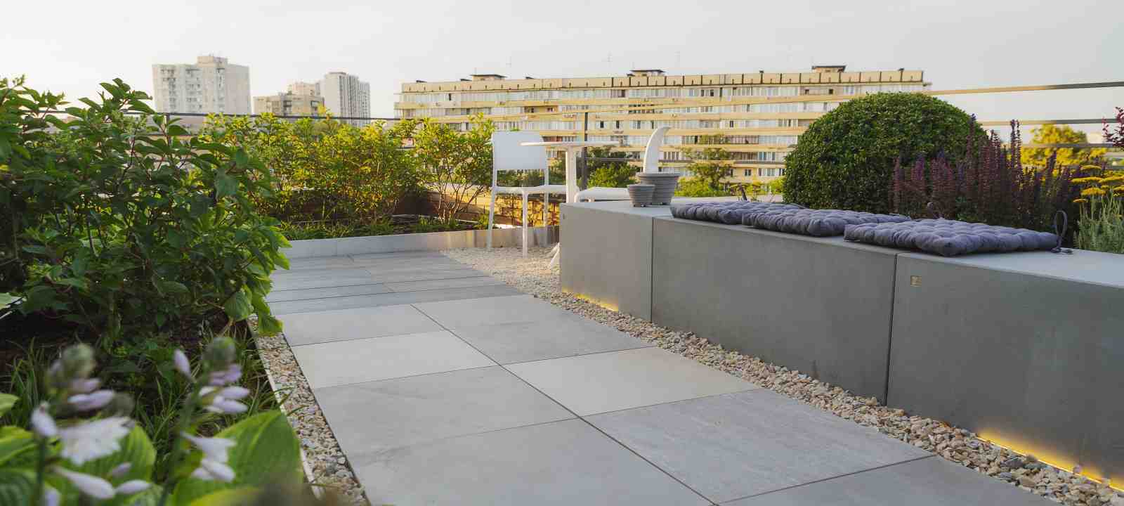 Dachterrasse mit Bepflanzung und Sitzbereichen