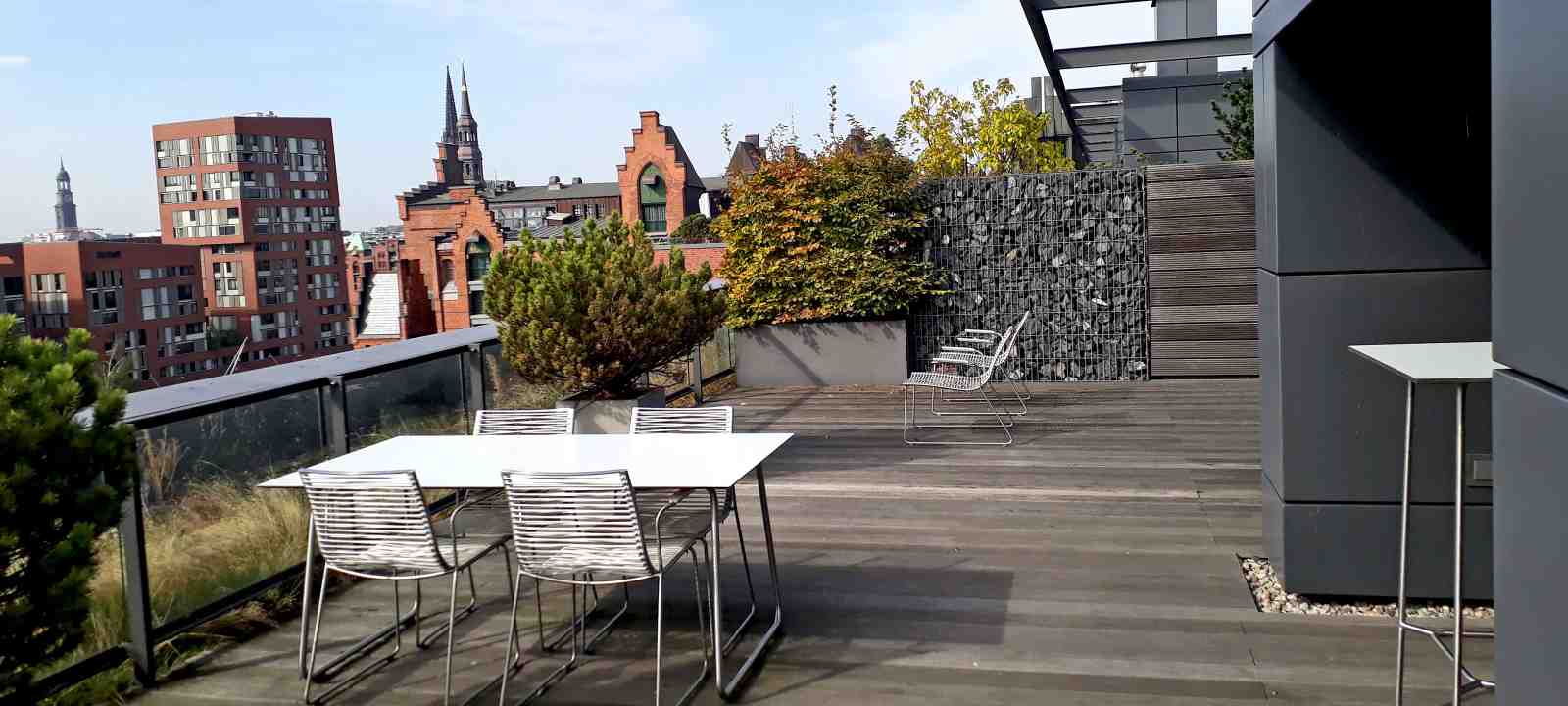 Dachterrasse mit Holzbelägen und Sitzbereich