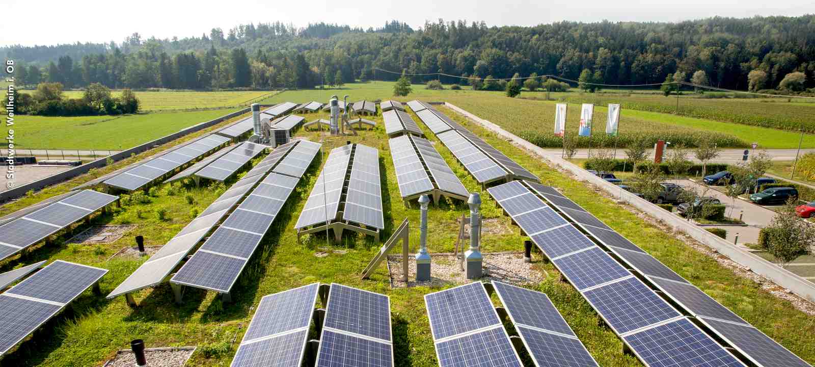 Dachbegrünung mit Solaranlage mit Sattel-Aufbau