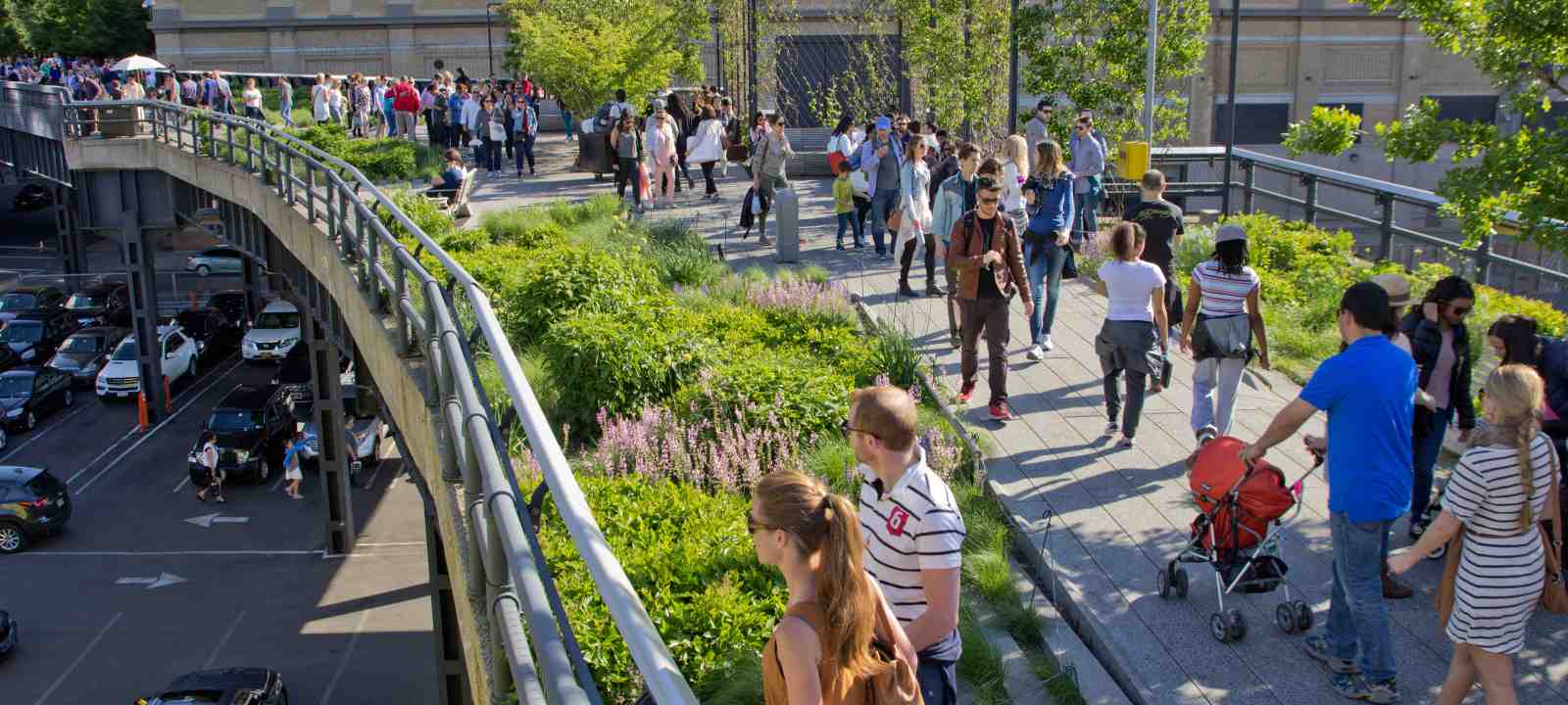 Dachgarten mit vielen Menschen