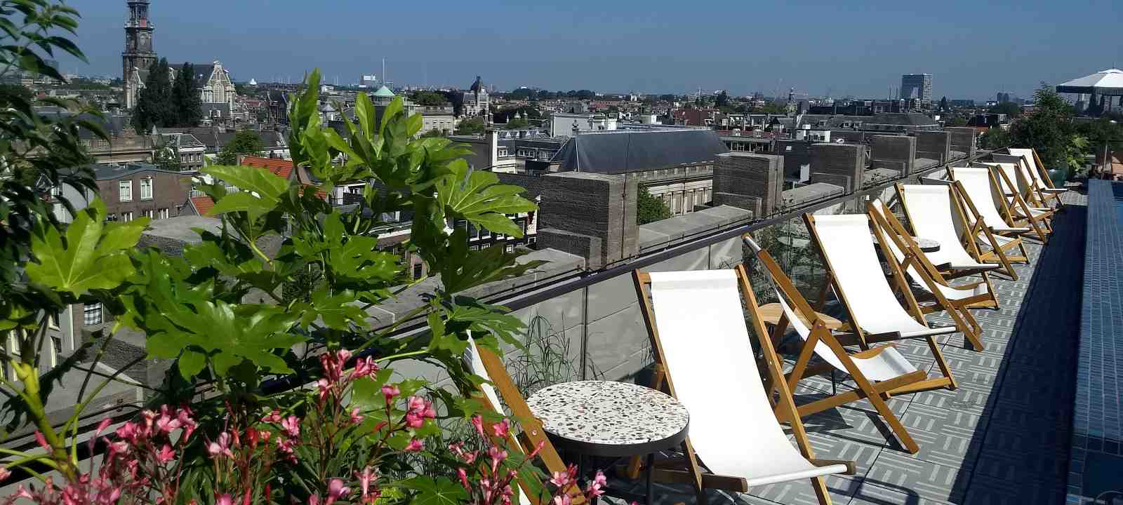 Dachterrasse mit Bepflanzung und Liegestühlen