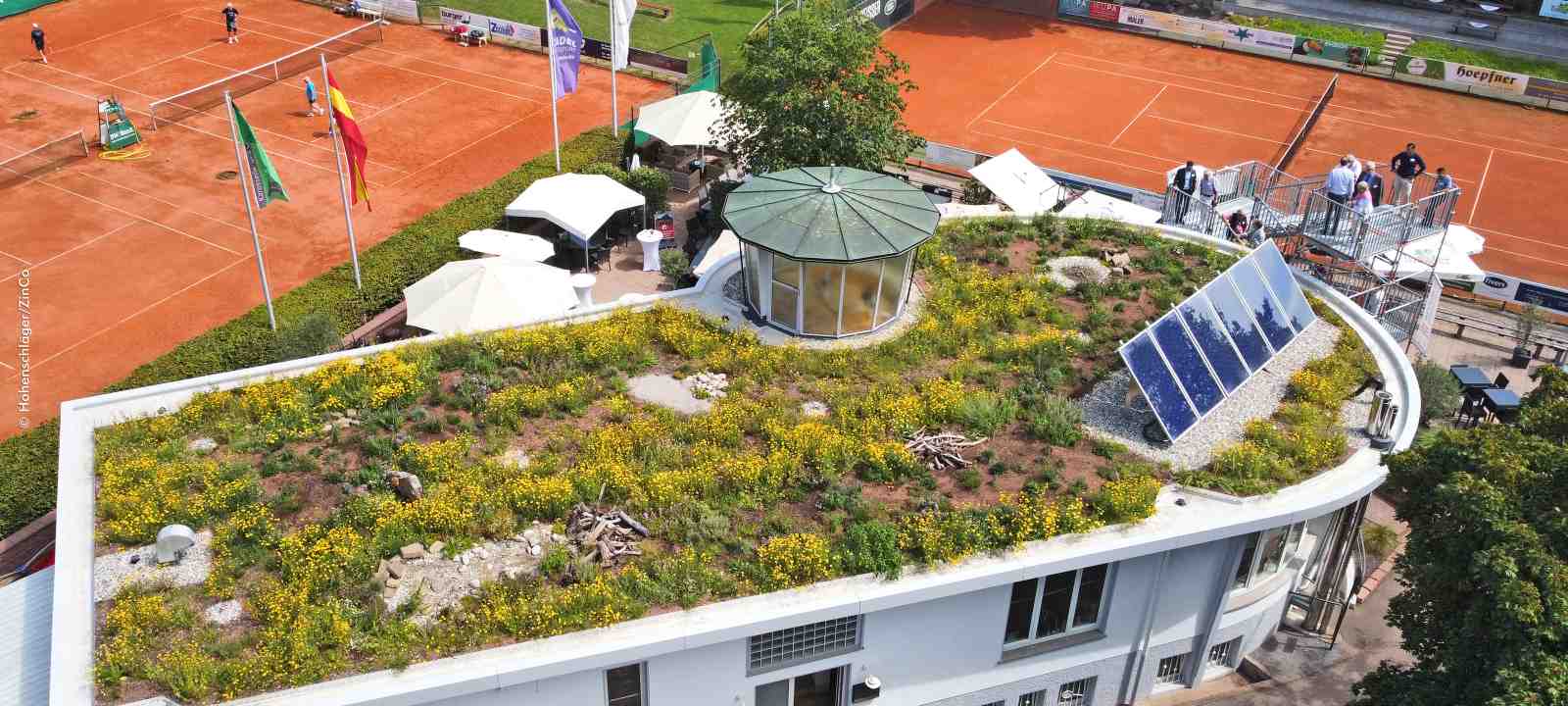 Tennisplatz mit begrüntem Gebäude