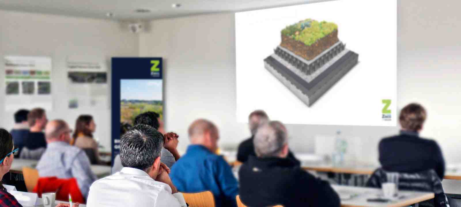 Personen in einem Gründach-Seminar
