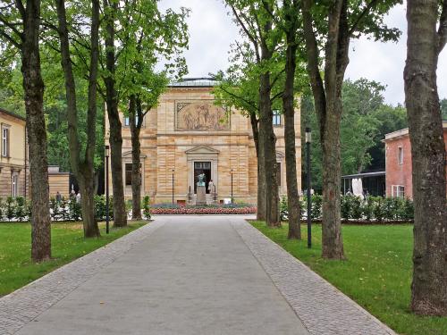 Park mit Allee und historischen Gebäuden