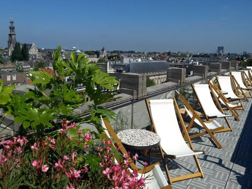 Dachterrasse mit Bepflanzung und Liegestühlen