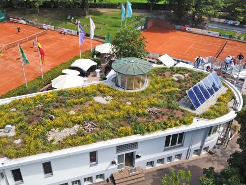 Tennisplatz mit begrüntem Gebäude