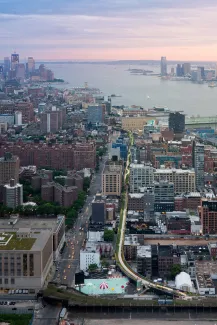 Luftansicht auf die „High Line“ bei Nacht