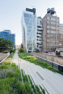 Wie eng alt und neu beieinander liegen, demonstriert nicht nur die High Line, sondern auch die hier angrenzende Architektur in West Chelsea. © Iwan Baan Blühender Dachgarten der „High Line“