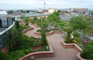 Mit Steinmauern eingefasste Blumenbeete