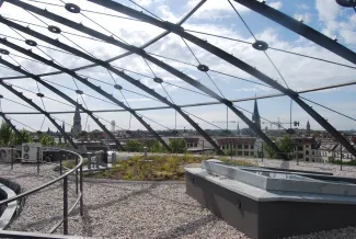 Große Kiesflächen unterbrochen von extensiver Begrünung prägen die Terrasse auf dem Dach des „Circlehouse". Kiesflächen auf dem Dach kombiniert mit extensiver Dachbegrünung