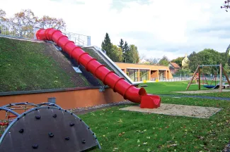 Der Kindergarten „Rasselbande“ in Erfurt erweitert die Spielmöglichkeiten für die Kinder mit einer Rutschbahn vom Dach. Rutschbahn auf einem Schrägdach