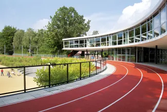 Laufbahn auf dem Dach eines Schulgebäudes