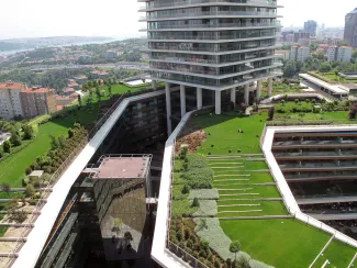 Mitten in der Stadt ist Grün am Wertvollsten und beim Zorlu Center liegen 72 000 m² Grünfläche auf Dächern. © Onduline Avrasya A.S. Großzügiger Dachgarten inmitten der Stadt