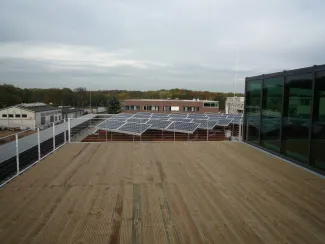 Terrasse und Photovoltaik-Anlage auf dem Dach