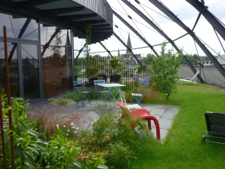 Die Eigentümer wählten nach Belieben ihre Gartengestaltung aus: ob im japanischen Stil oder als Stauden- und Sträuchergarten. Dachgarten mit Rasen, Stauden und Sitzplätzen