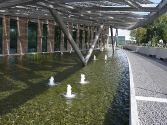 Wasserbecken mit kleinen Springbrunnen zur Sammlung des Dachwasser