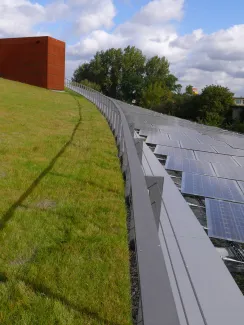 Photovoltaik-Anlage neben einer Rasenfläche auf dem Dach