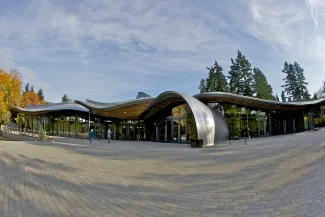 Glasfronten und die geschwungene Dachform bestimmen schon von weitem das extravagante Erscheinungsbild des VanDusen Besucherzentrums. © Raymond Chan VanDusen-Gebäude mit Glasfronten und geschwungener Dachform