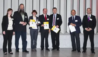 Dieter Schenk, Geschäftsführer ZinCo GmbH (3. v. rechts), im Kreise der Preisträger, ganz links Florence Aeschelmann und Michael Carus vom Veranstalter, dem nova-Institut für politische und ökologische Innovation GmbH. © nova/PvP-Fotodesign Preisträger des Innovationswettbewerbs
