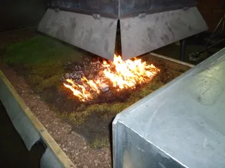 Versuchsaufbau mit in Brand gesetzter Vegetationsmatte