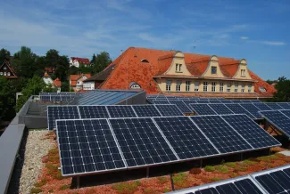 Extensive Dachbegrünung mit Solaranlage