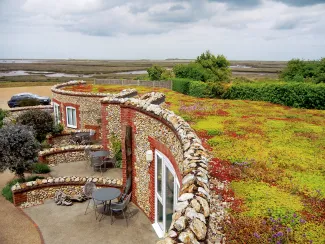 White Horse / Brancaster Staithe in Northfolk (Großbritannien), ZinCo Systemaufbau „Sedumteppich“. Extensive Dachbegrünung mit Sedum