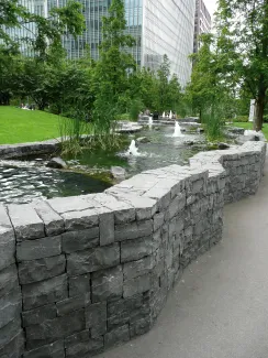 Park mit Wasserbecken und Springbrunnen
