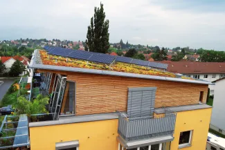 Begrüntes Schrägdach mit Photovoltaik